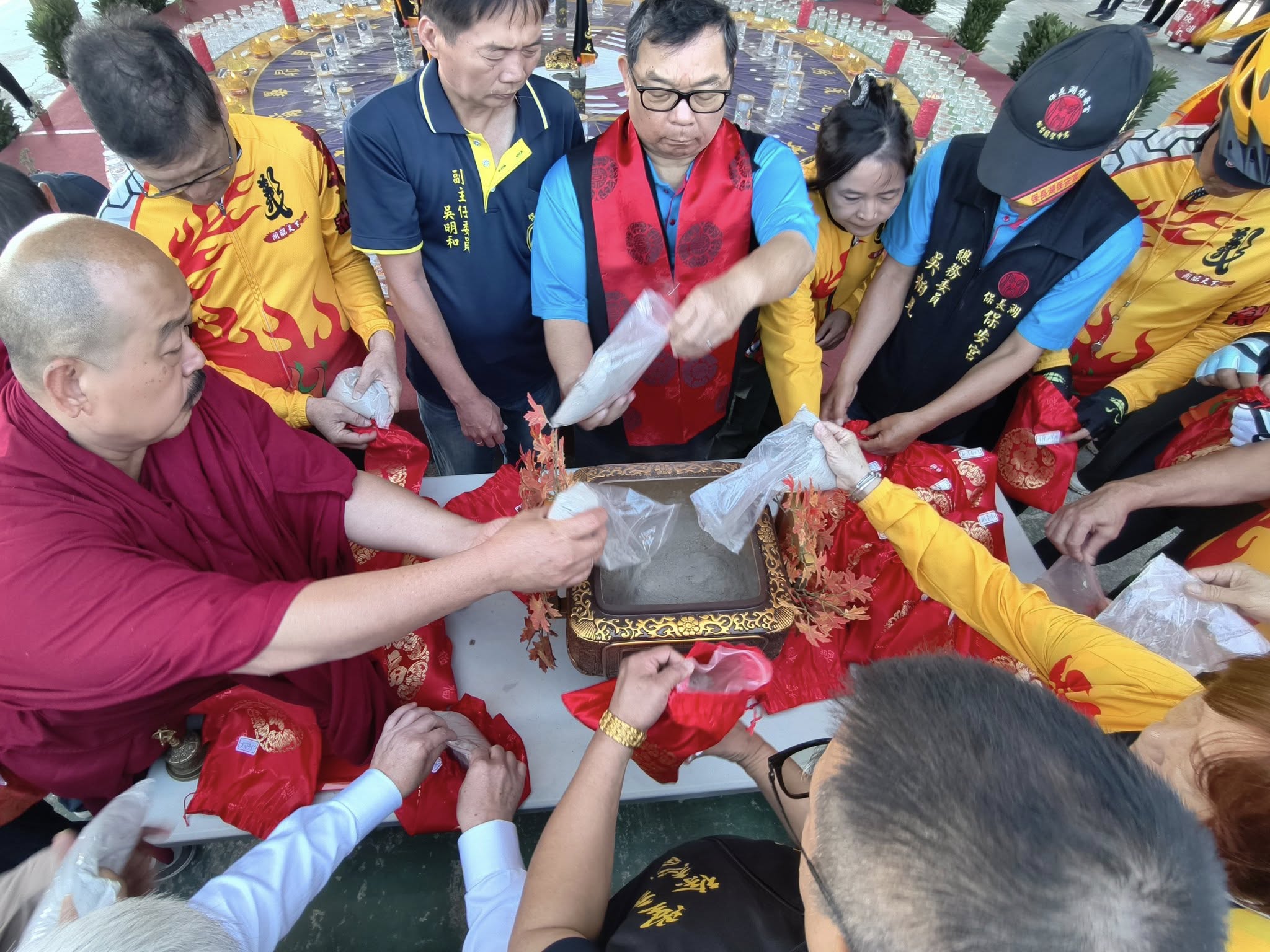 將各地收集的香灰聚集並混合，象徵神明護持。圖/記者衣冠城攝