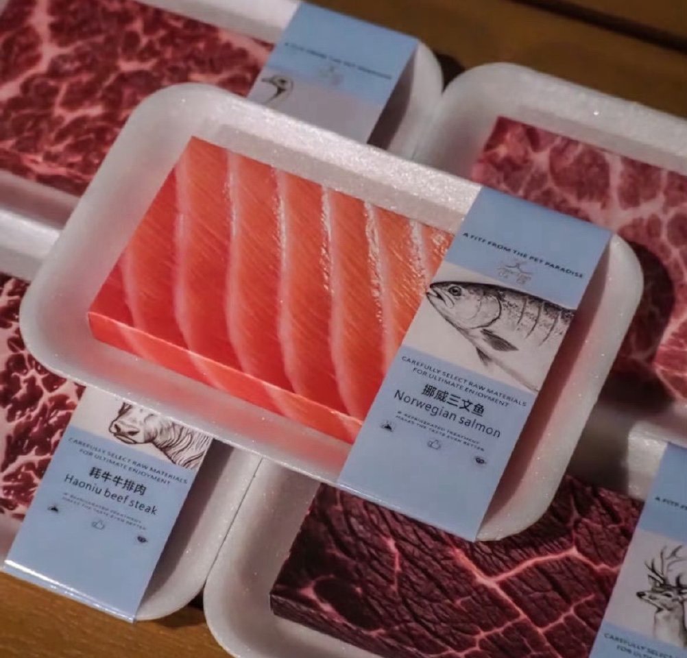 紙紥三文魚、肥牛都是飼主想給毛孩子們在另一個世界的寵愛。圖/取自微博
