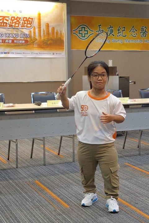 蔡奕琳選擇羽球這類需要爆發力、耐力及敏捷度的高強度運動，也展現規律運動所帶來的正向力量。圖/長庚醫院提供