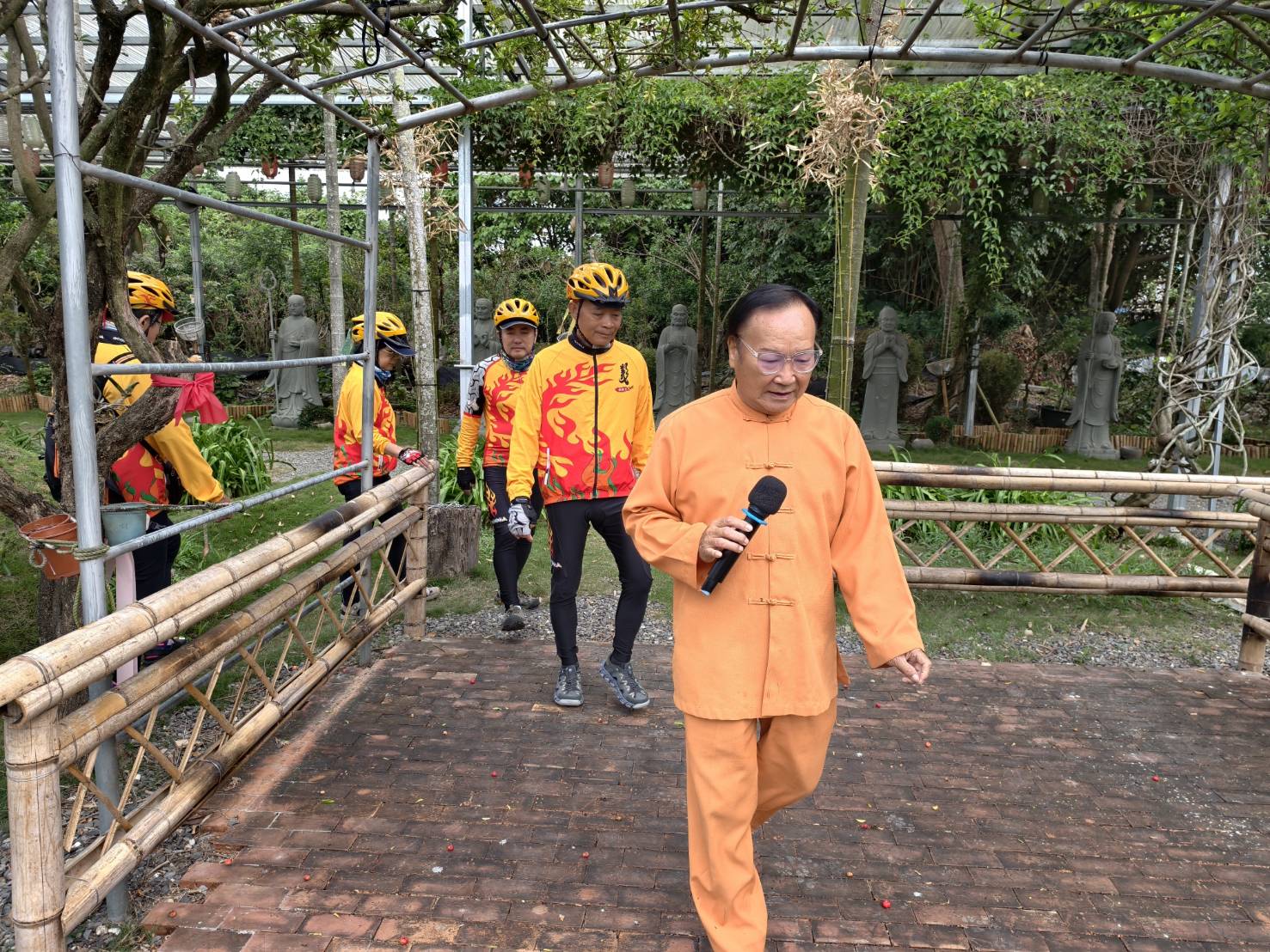 早晨的照眾寺，師兄介紹林園設計。圖/記者衣冠城攝