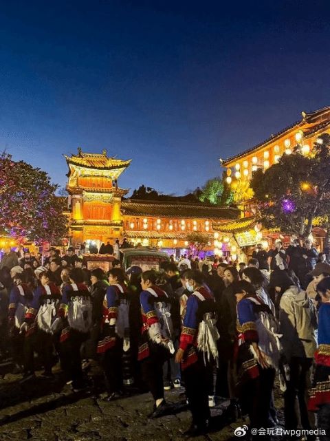 麗江古城自8月開始，對遊客徵收每人50元人民幣，效期1年。圖/取自會玩君wpnmedia微博