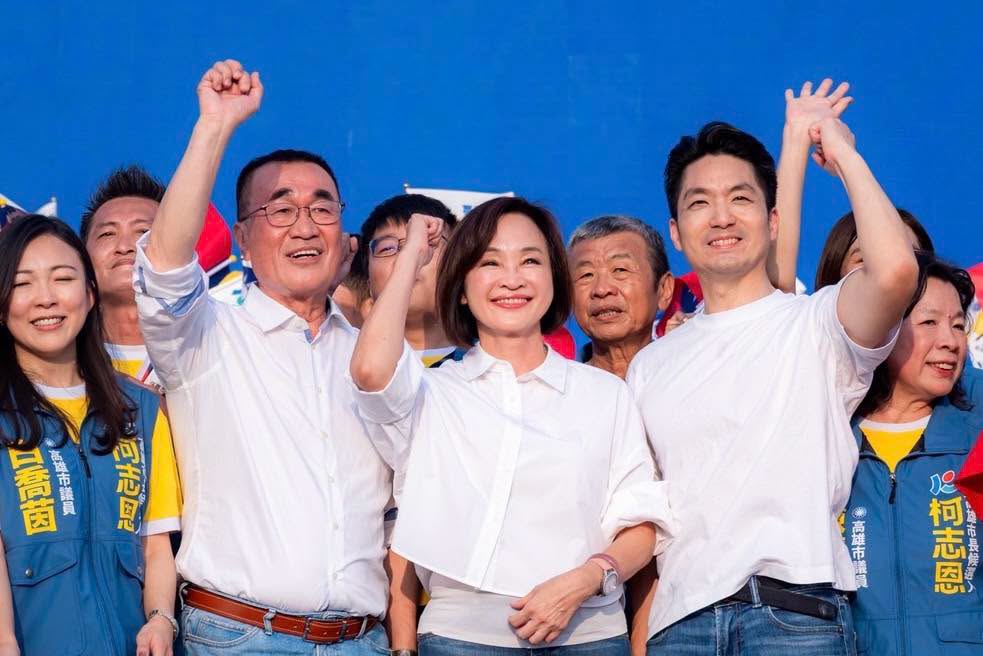 台北市長蔣萬安(右)、新北市長參選人李四川(左)19日赴鳳山參加國民黨高雄市長參選人柯志恩(中)造勢活動。圖/取自柯志恩臉書