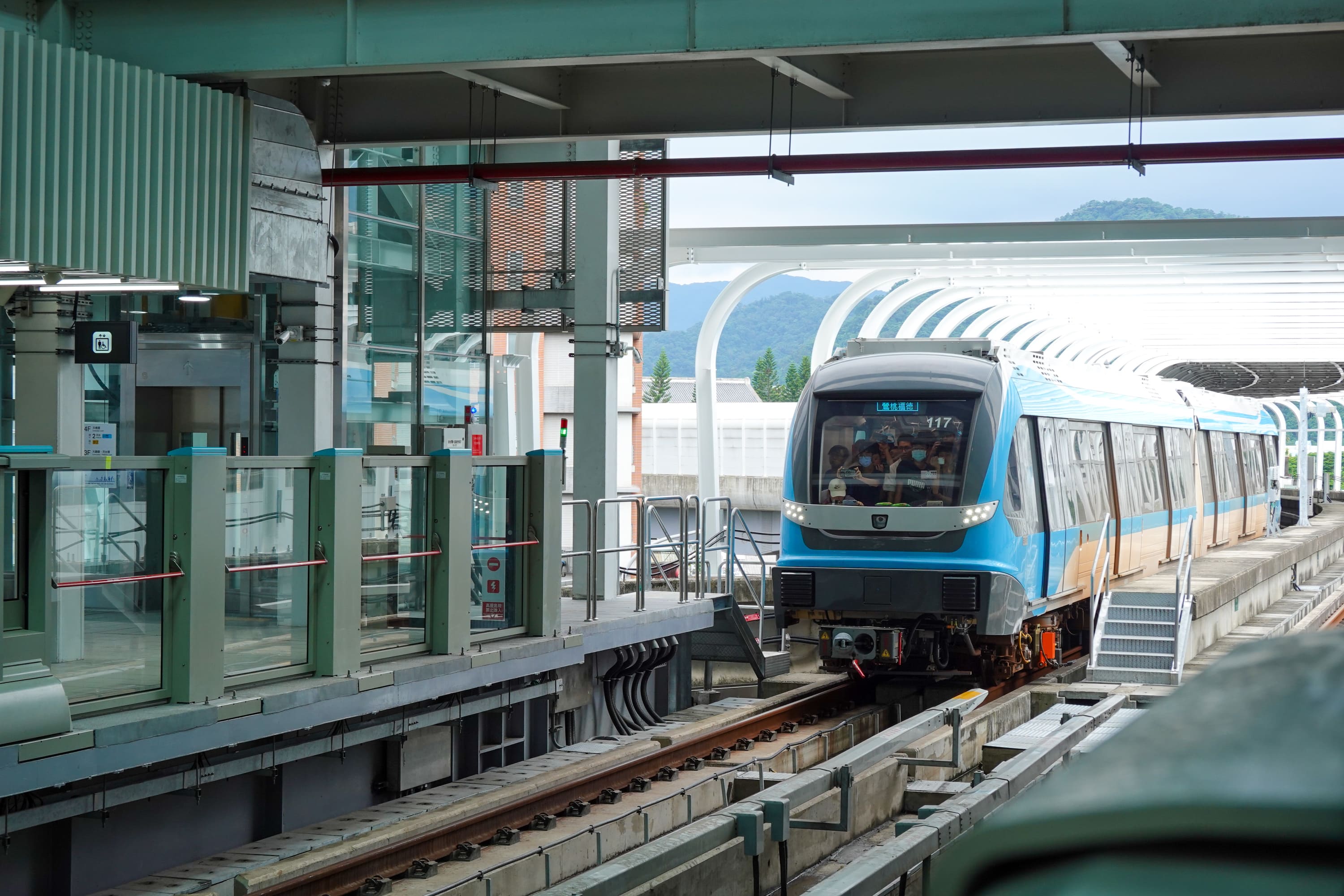 捷運三鶯線通車首日,已經吸引不少民眾試乘。圖/記者黃楚甯攝