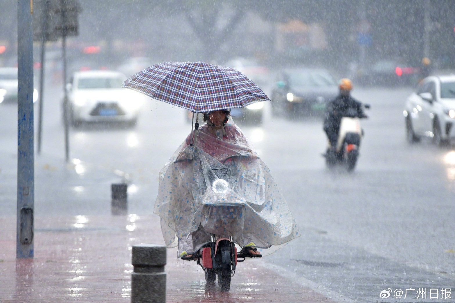 南方的一線城市廣州也下起傾盆大雨。圖/取自廣州日報微博