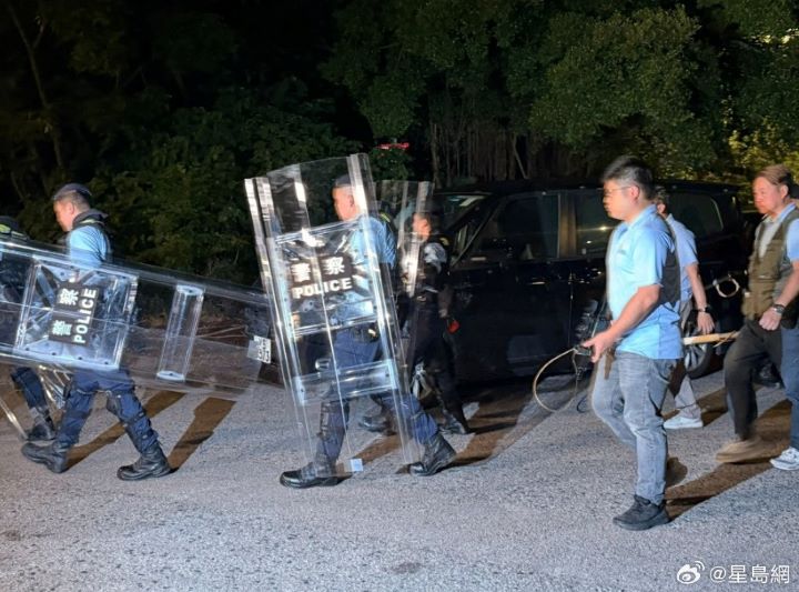 為避免再發生犬隻攻擊事件,香港警方與漁農自然護理署(漁護署)20日晚間展開聯合搜索行動。圖/取自星島網