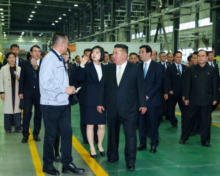 中共中央政治局常委、大陸全國政協主席王滬寧（中排右）陪同北韓領導人金正恩（前排右）參觀丹東的汽車工廠，考察生產車間，聽取情況介紹。圖/取自新華社