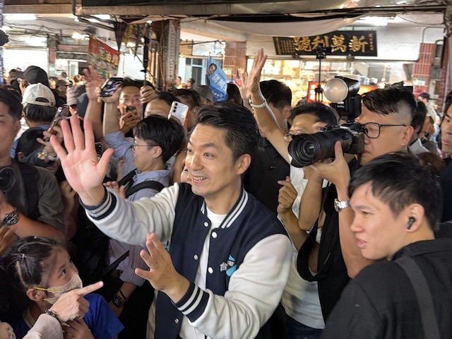 台北市長蔣萬安(前中)27日晚間赴內湖737夜市掃街拜票,逐一問候現場攤商。圖/中央社