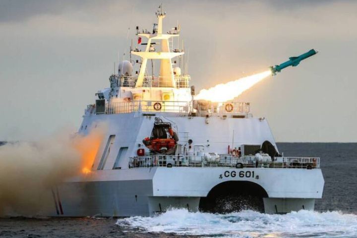 海巡署安平級巡防艦發射雄二飛彈。圖/取自國防部發言人臉書