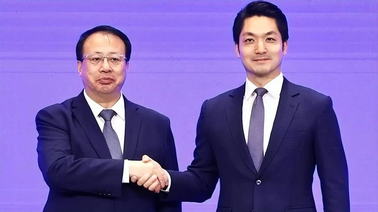 上海市長龔正(左)因今年已66,預料市長職位將交棒。圖為去年12月28日台北市長蔣萬出赴上海出席雙城論壇時,與龔正握手。圖/取自搜狐