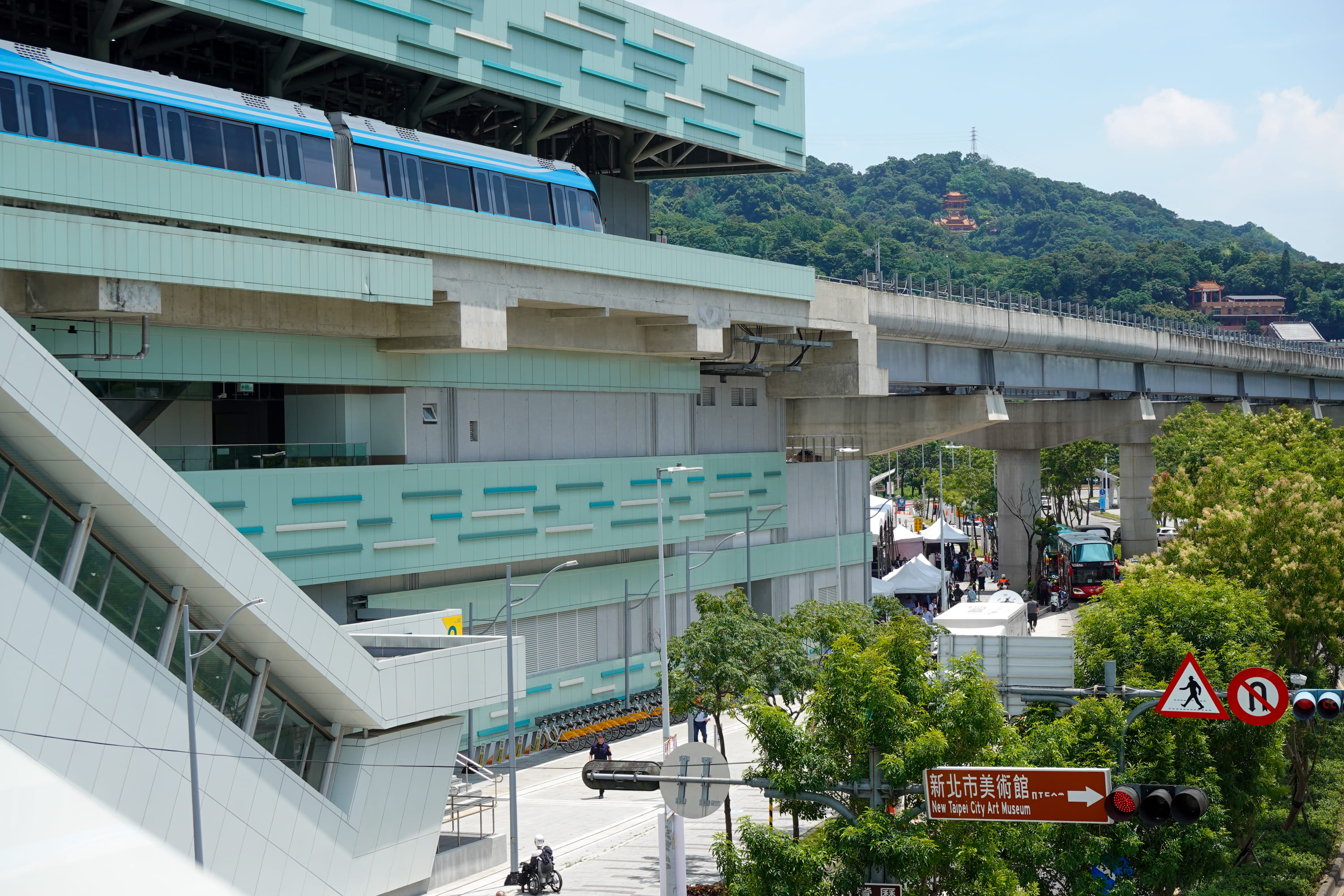 新北捷運三鶯線今日舉行通車典禮，全線共12座車站正式投入營運。圖/記者黃楚甯攝