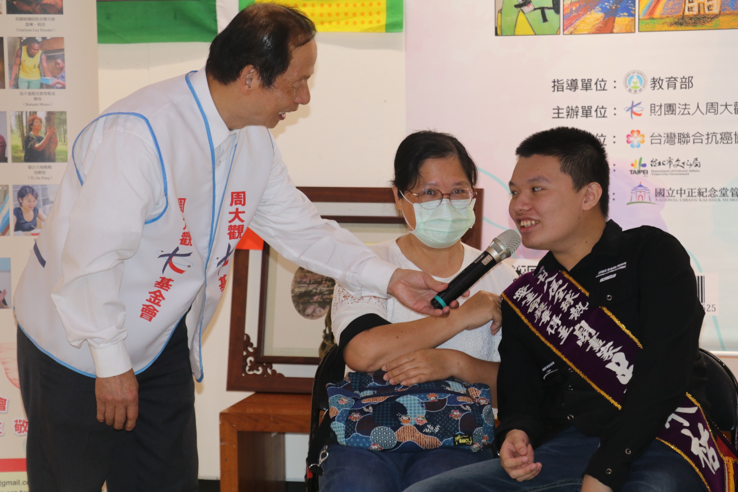 周大觀文教基金會頒獎肯定自閉畫家吳承祐。圖/周大觀文教基金會提供