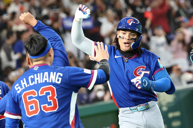 在對韓之戰包括費爾柴德、張育成（圖右）、鄭宗哲都有美國大聯盟的經歷，顯見大聯盟的加持才是絕對身手的印證。圖/中央社