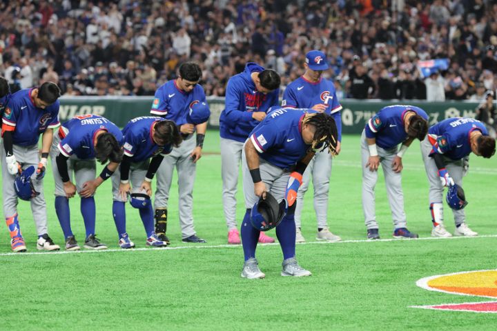  世界棒球經典賽（WBC）中華隊5日首戰與澳洲隊交手，中華隊打線受到壓制，終場以0比3吞敗，球員賽後在場上列隊鞠躬致意。圖/中央社