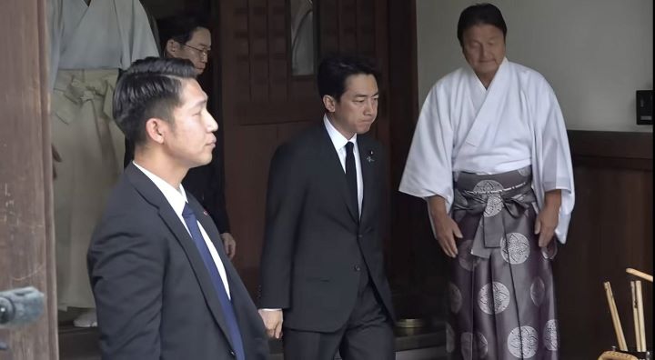 日本防衛大臣小泉進次郎8月15日前往東京靖國神社參拜,成為繼2024年木原稔(Minoru Kihara)後,再度在終戰紀念日參拜靖國神社的現任防衛大臣。圖/共同通信社影片截圖