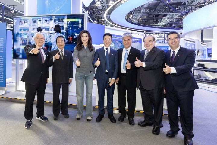 中國國民黨主席鄭麗文在中關村看到許多創新企業案例，她表示，台灣當前更要思考下一個帶動經濟的核心產業在哪裡。圖/中國國民黨提供