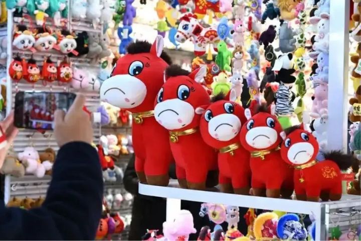 義烏「哭哭馬」因縫線失誤意外變成委屈表情、訂單暴增。圖/取自中國手藝網