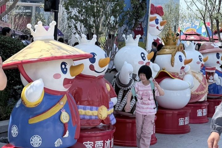  蜜雪冰城總部旗艦店外，小朋友急著和充滿童趣公仔拍照留念。圖/記者陳素貞攝