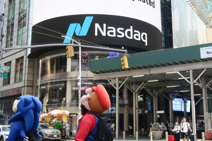 紐約時報廣場的那斯達克（Nasdaq）交易中心。AI晶片股賣壓已由首爾延伸至矽谷，市場開始重新檢視AI資本支出的可持續性、高估值與槓桿交易風險。圖／中央社