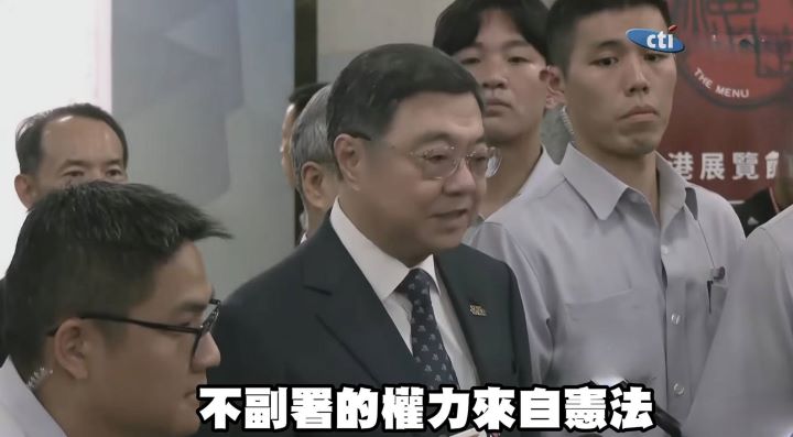 行政院長卓榮泰主張「不副署的權力來自憲法」,並稱行政院有責任讓違憲法案不能實現。圖/擷取自中天新聞YouTube影片