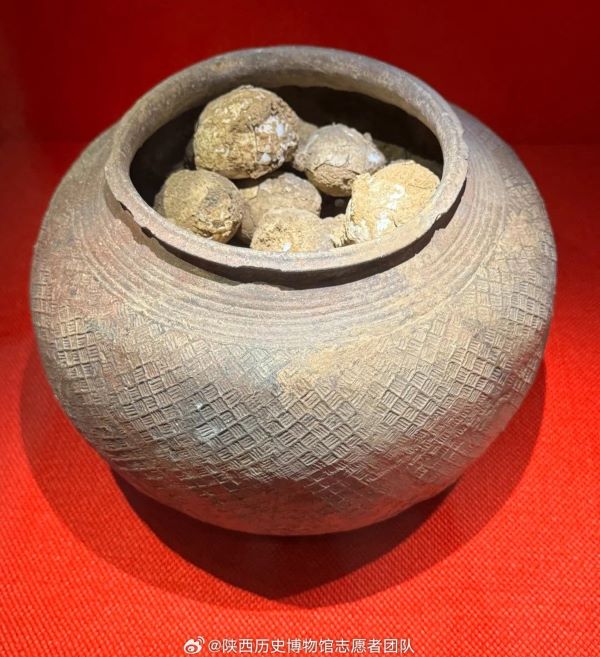  盛裝雞蛋的陶罐高約20公分，器身布滿回紋與席紋，以特製陶拍反覆拍打陶坯製成的幾何印紋硬陶。圖/取自陝西歷史博物館志願者團隊微博