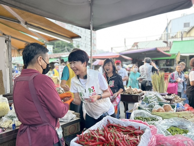 民進黨台南市長參選人陳亭妃（左二）14日到市場拜票。圖/陳亭妃競辦提供
