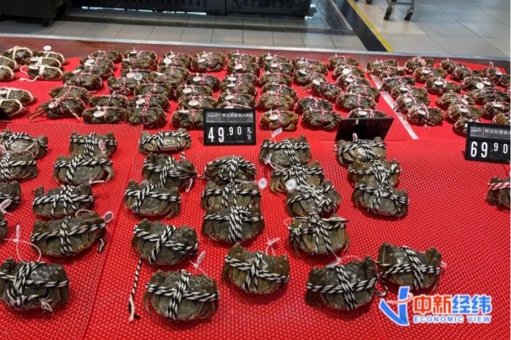 北京某連鎖超市已上市，正在售賣的大閘蟹。圖/取自中新經緯
