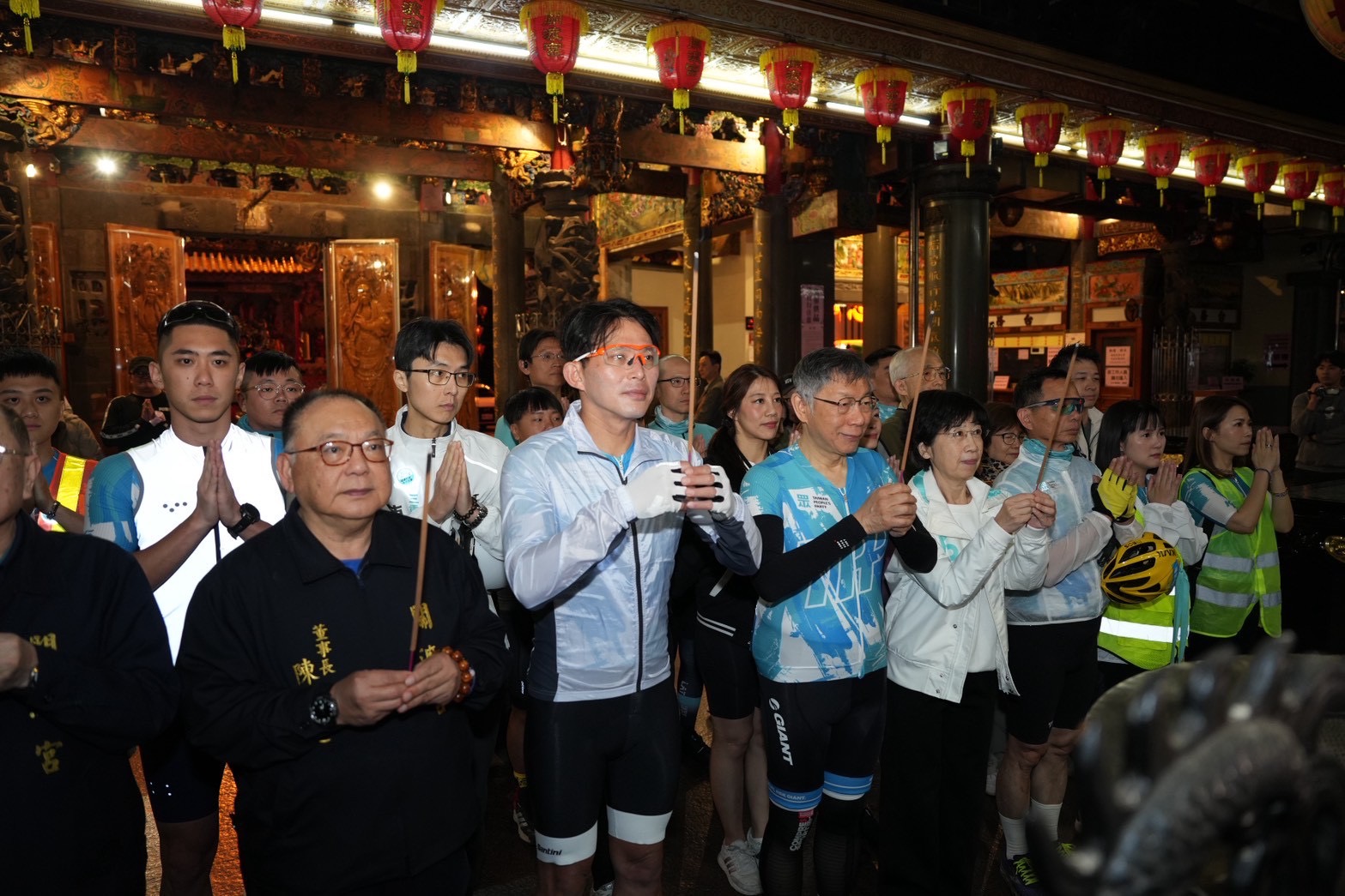 民眾黨主席黃國昌與民眾黨創黨主席柯文哲一同參拜。圖/民眾黨提供