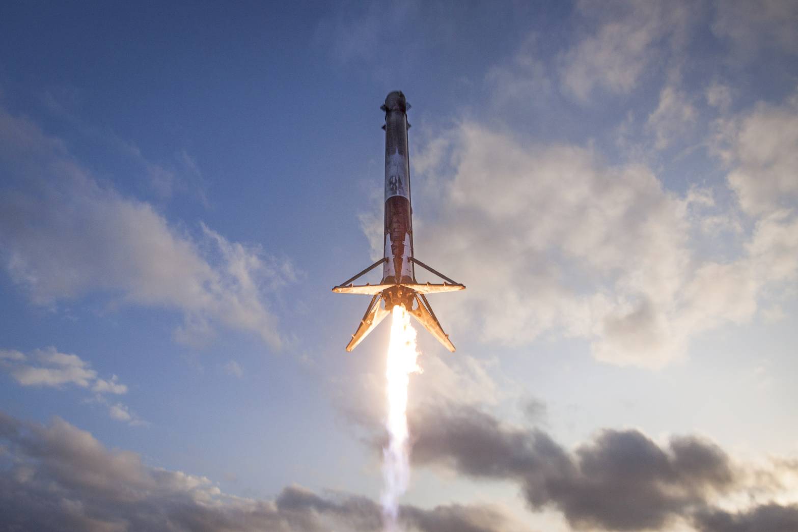SpaceX早將火箭回收與重複使用常態化。圖為2017年SES-10任務中，獵鷹9號第一級助推器返回著陸。圖／取自Shutterstock
