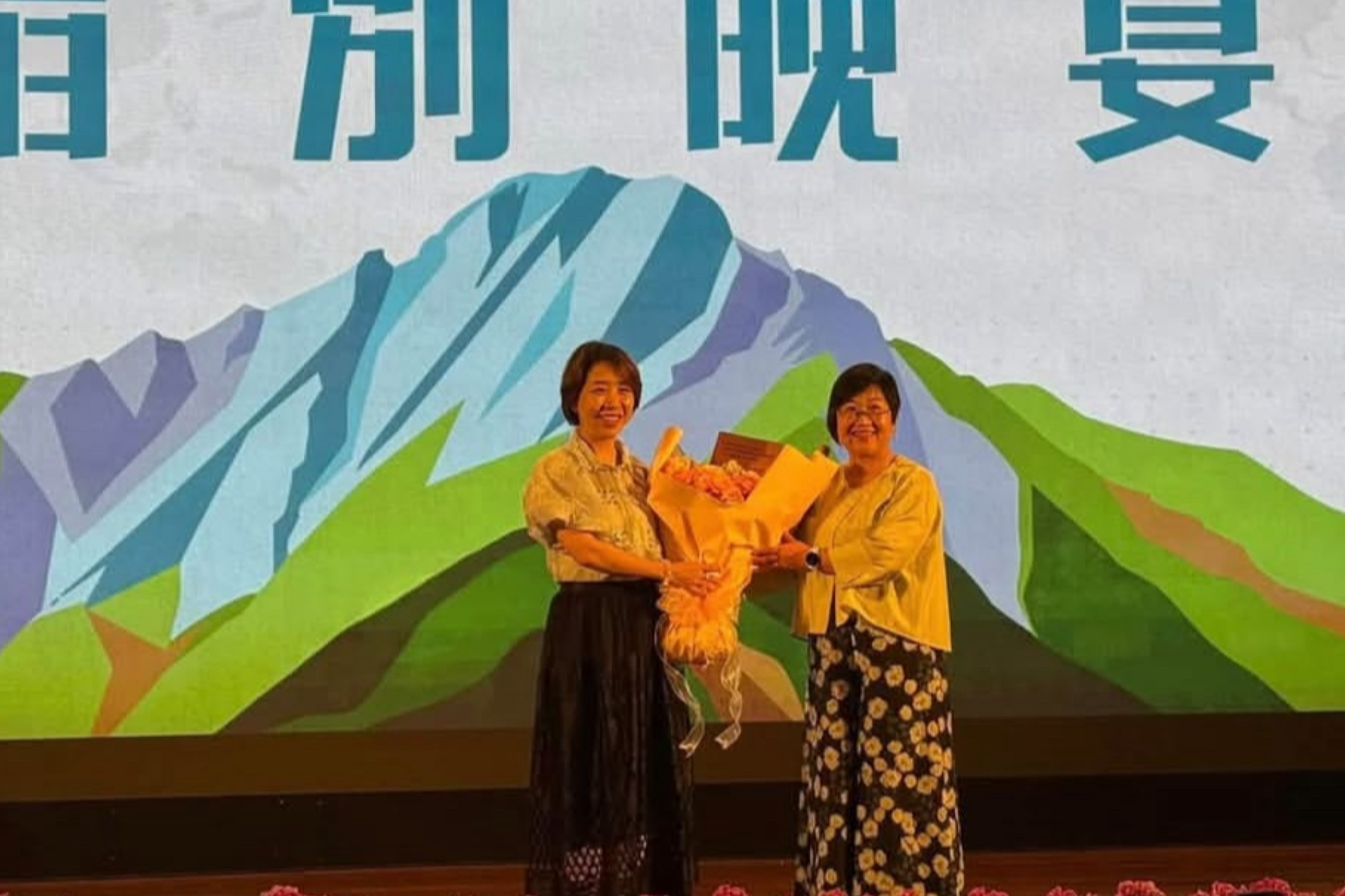 圖為代理僑委會委員長李妍慧(左)獻花給前委員長徐佳青(右)的畫面。圖/取自陳智菡threads