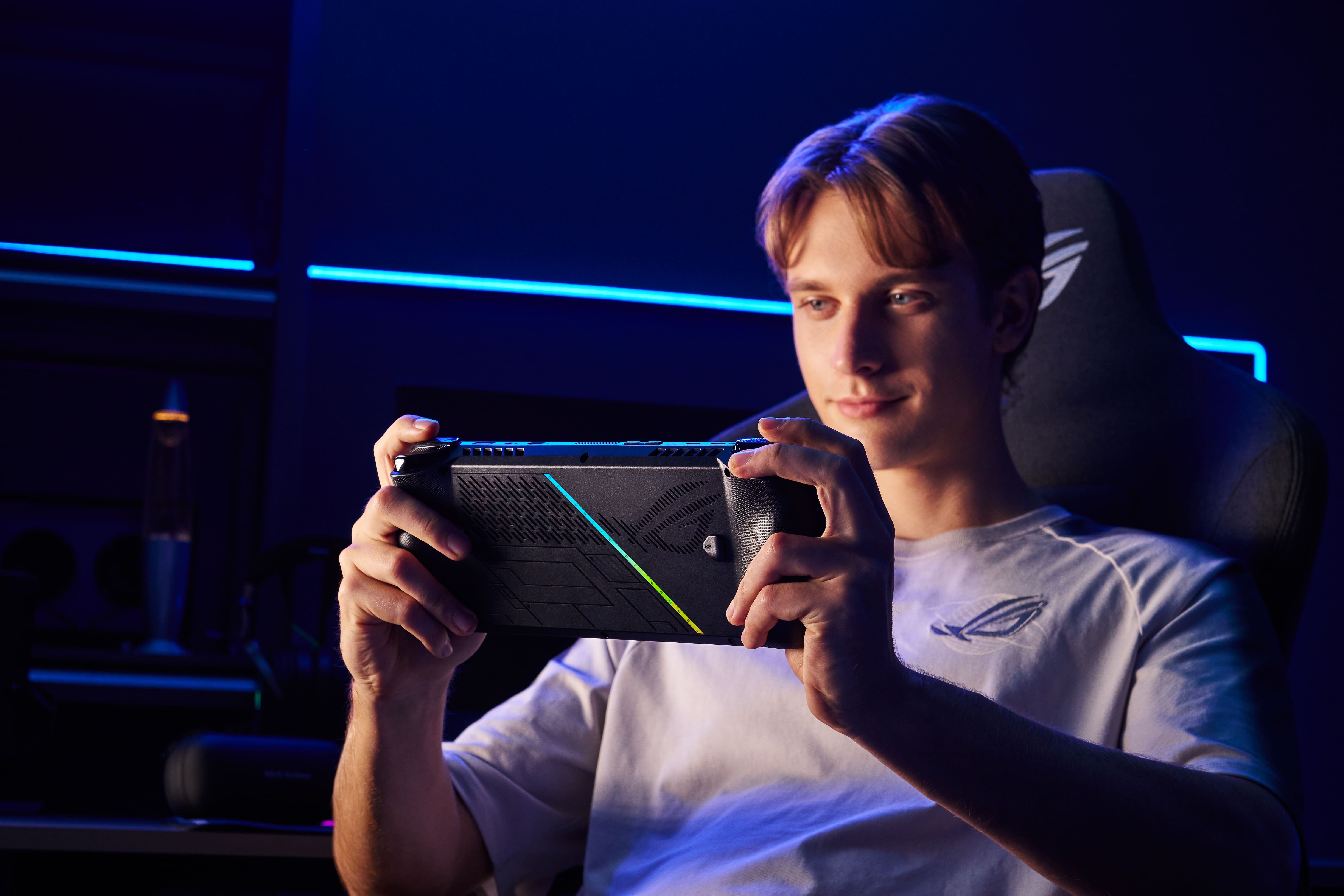 ROG Ally X方便玩家以任何姿勢，長時間舒適暢玩3A大作，持續突破電競掌機極限。圖/華碩提供