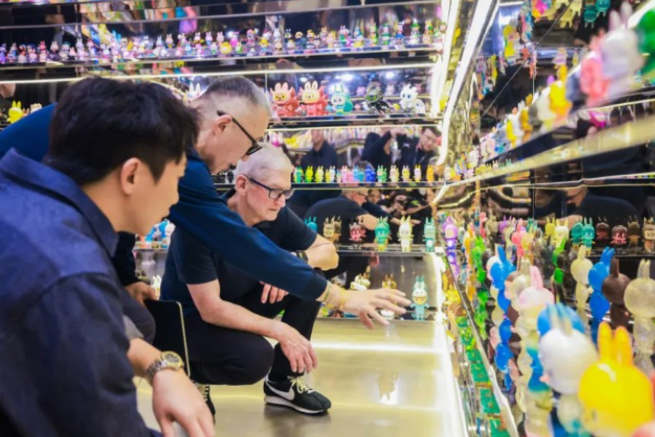 庫克參觀泡泡瑪特舉辦的THE MONSTER十周年巡展，展間內擺放豐富多樣的LABUBU玩偶。圖/取自北京泡泡瑪特微信公眾號。