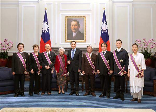 2015年已高齡91的台大外文系榮譽教授齊邦媛（左4）獲馬英九總統頒绶一等景星勳章。圖/取自總統府官網
