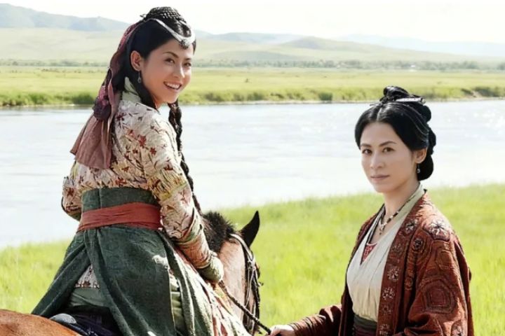 《尋秦記》宣傳主打「AI 跨時空同框」宣萱與當年的自己相差不多。圖/取自騰訊網