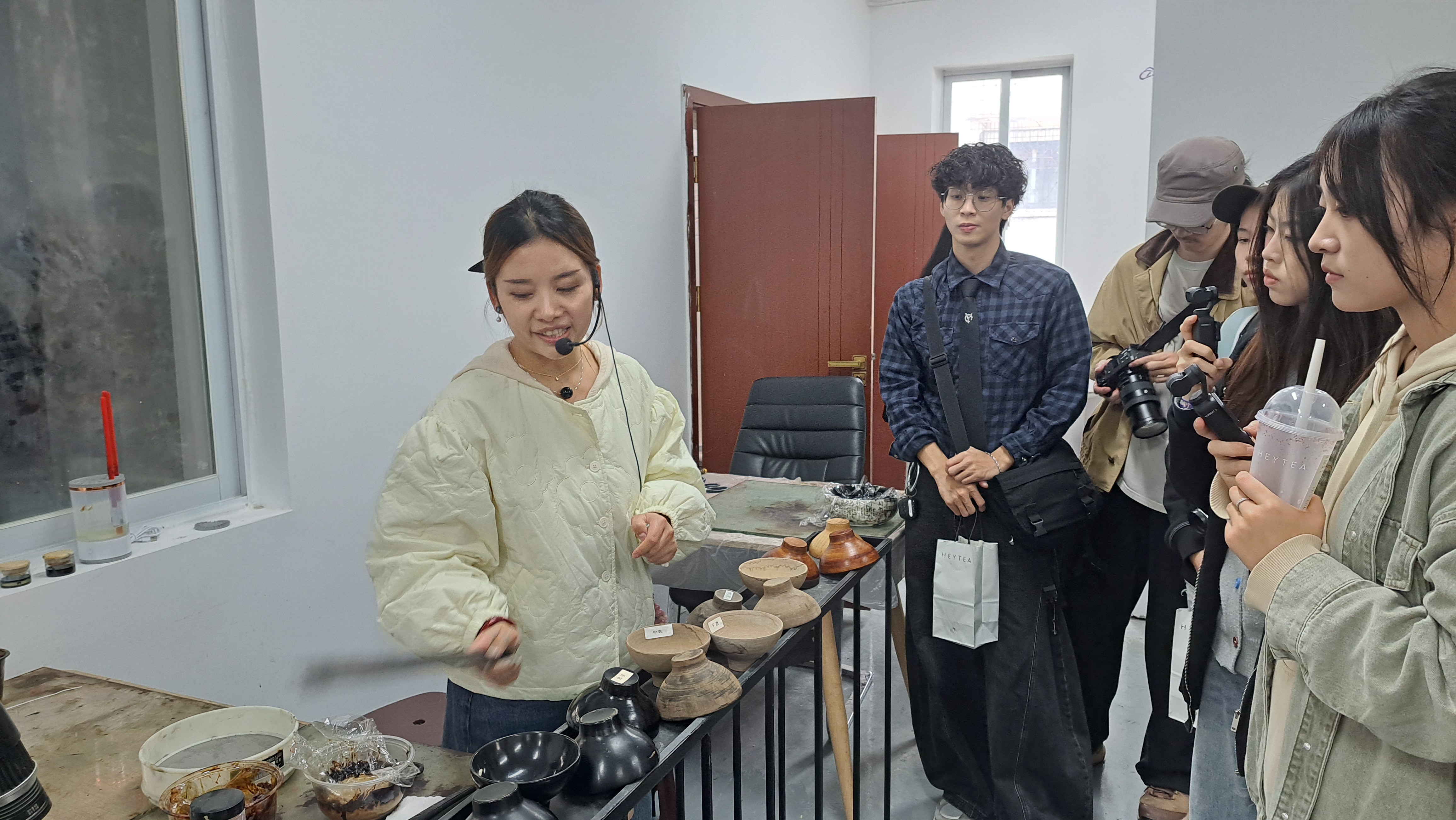 在成都漆器廠的教學坊，非遺傳人張明珠向兩岸大學生介紹漆器製作工序。圖/記者宋秉忠攝