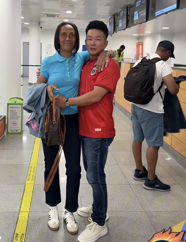 在溫州商人林杰（右）的幫助下，沃齊尼亞母親（左）順利取得赴美簽證，隨即搭機飛往美國邁阿密。圖/取自橙新聞影片