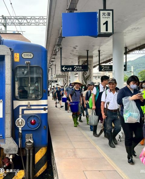 這群素人英雄，在當列車播報「下一站：光復」時，他們便化身為滿身泥水的超人，把力量傾注在泥濘大地。圖/取自台鐵
