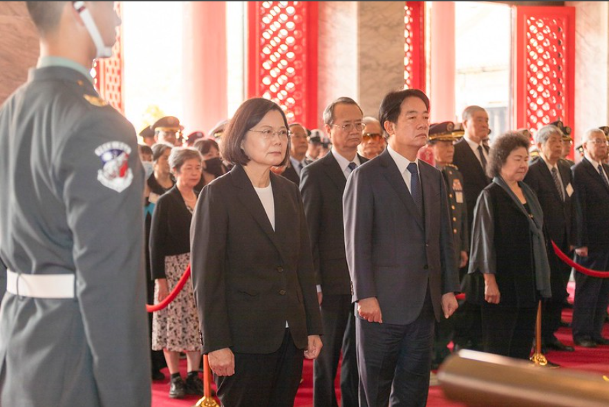 2024年3月29日，時任總統蔡英文（左一）、副總統賴清德（左二）到忠烈祠參加春祭國殤。圖/取自總統府