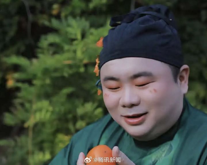 AI模型抓取社群平台公開素材,再經人工或自動化生成角色,甚至刻意對臉部特徵進行誇張處理。圖/取自騰訊新聞微博