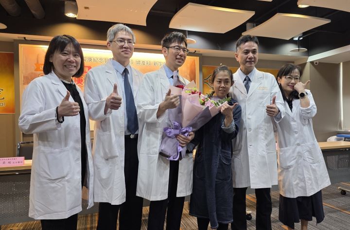   左起為黃詩穎主任、許恆榮主任、陳奕廷醫師、畢小姐、孫啟欽副院長、廖穗綾主任。圖/基隆長庚提供