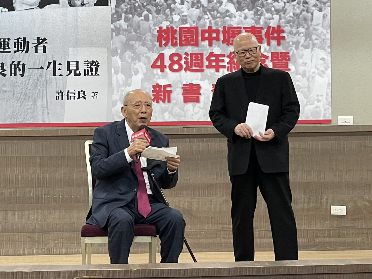 國民黨前主席吳伯雄(左)19日稱讚民進黨前主席許信良(右),心存善念,讓人無法對他產生仇恨感。圖/記者梁鴻欣攝