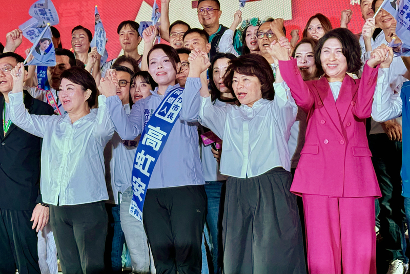 新竹市長高虹安(一排右3)18日成立競選總部暨後援會,國民黨籍台中市長盧秀燕(前左)、嘉義市長黃敏惠(前右2)、台東縣長饒慶鈴(右1)等人到場力挺。圖/中央社