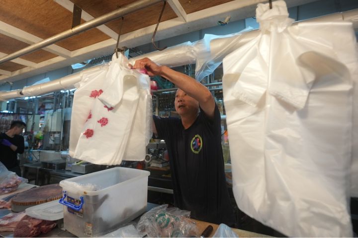  台北市北投中繼市場攤商表示做生意用的塑膠袋有比以往貴，但是還都買得到。圖/中央社
