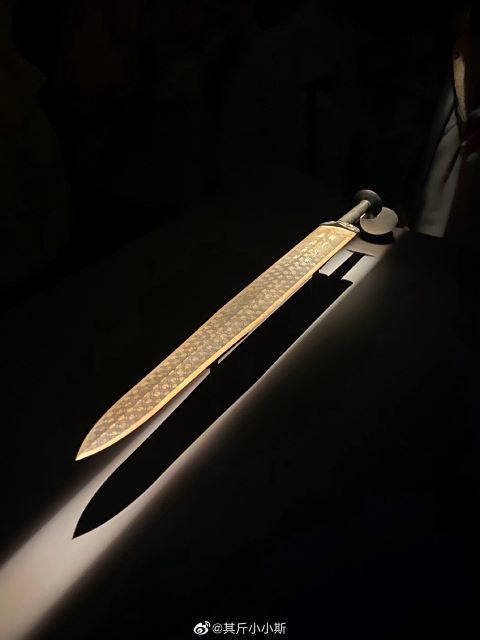 湖北省博物館的鎮館之寶，戰國時期的「越王勾踐劍」。圖/取自其斤小小斯微博