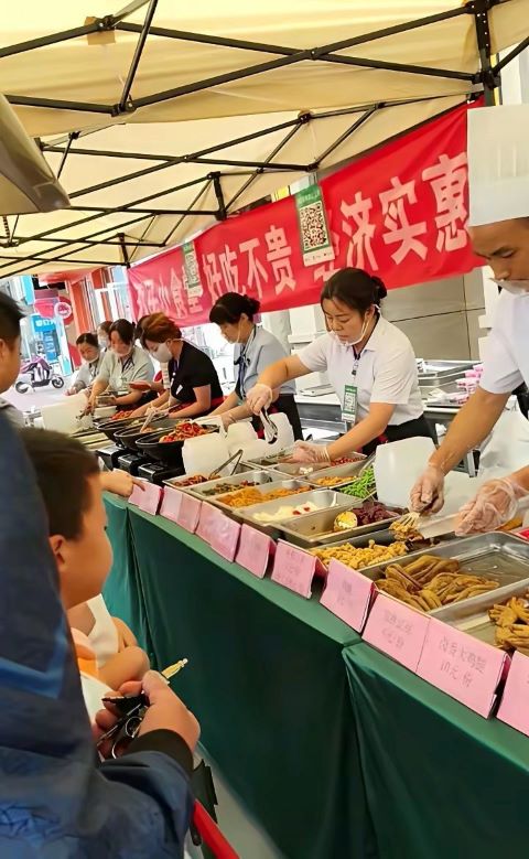 這場「煙火反攻戰」還折射出五星級酒店品牌策略的轉變——從高端垂直市場，向大眾多元需求延伸。圖/取自微博