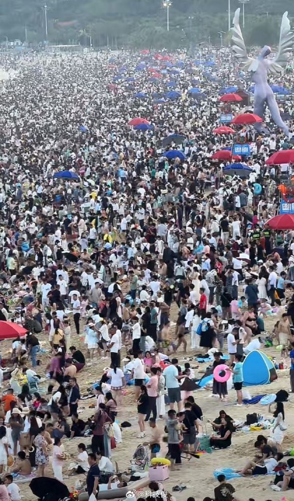 深圳大梅沙海濱公園人擠人，網友哀嘆：「這樣怎麼玩」。圖/取自科技俊微博