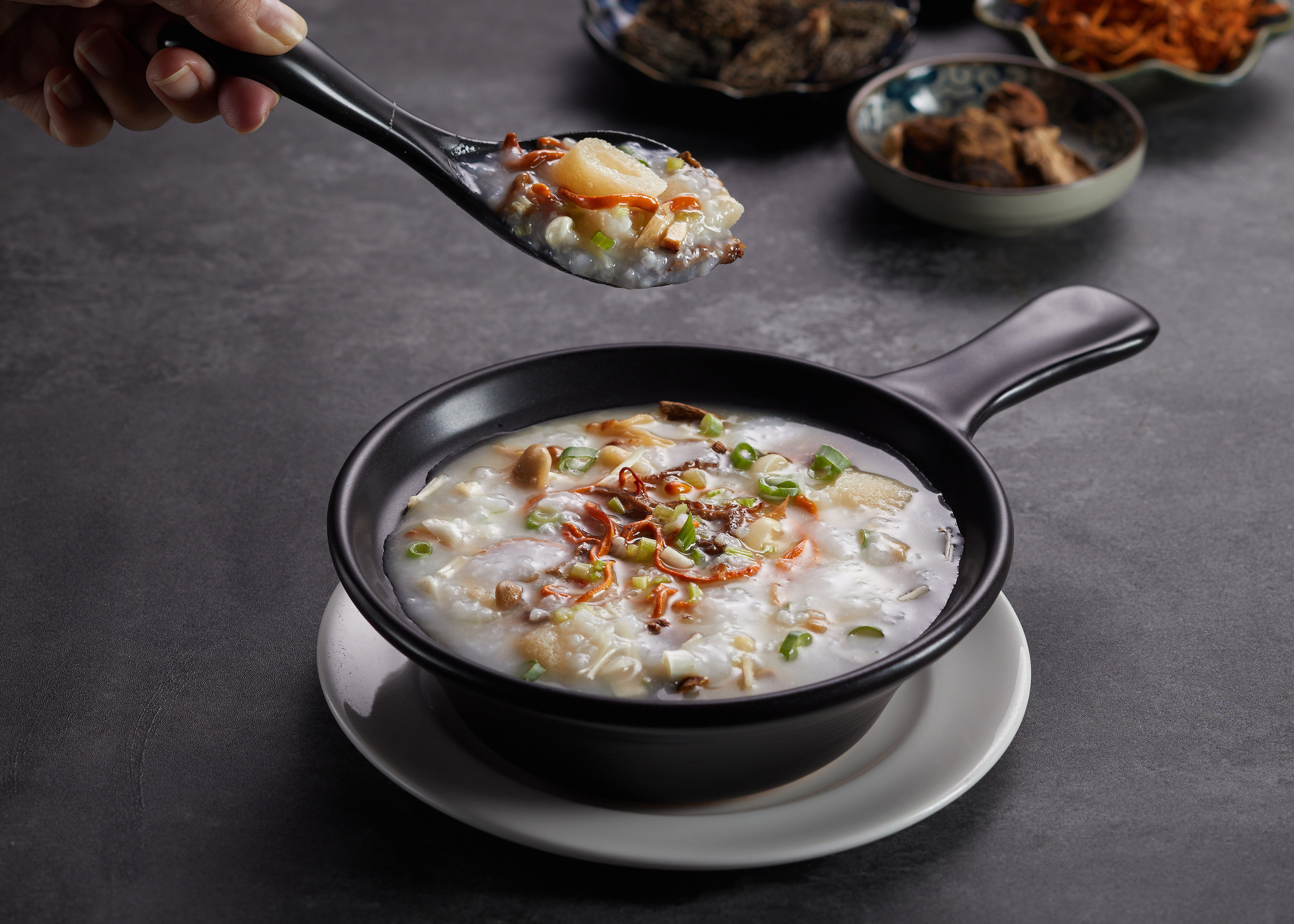 竹笙菌王粥精選多款珍貴菇類與竹笙,細火慢熬入粥,兼具滋補與美味,是暖胃養生的經典之選。圖/圓山大飯店提供