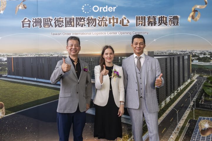 台德攜手見證國際物流中心啟用,歐德集團董事長陳國都(左一)、德經處處長蘭依樺博士(中)與主持人聶雲(右)開心合影。圖/歐德集團提供