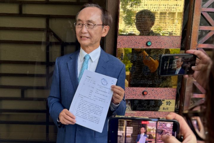 美麗島電子報董事長吳子嘉2日前往台北地檢署，針對新竹縣竹東鎮一宗土地開發及交易案提出刑事告發。圖/取自美麗島電子報
