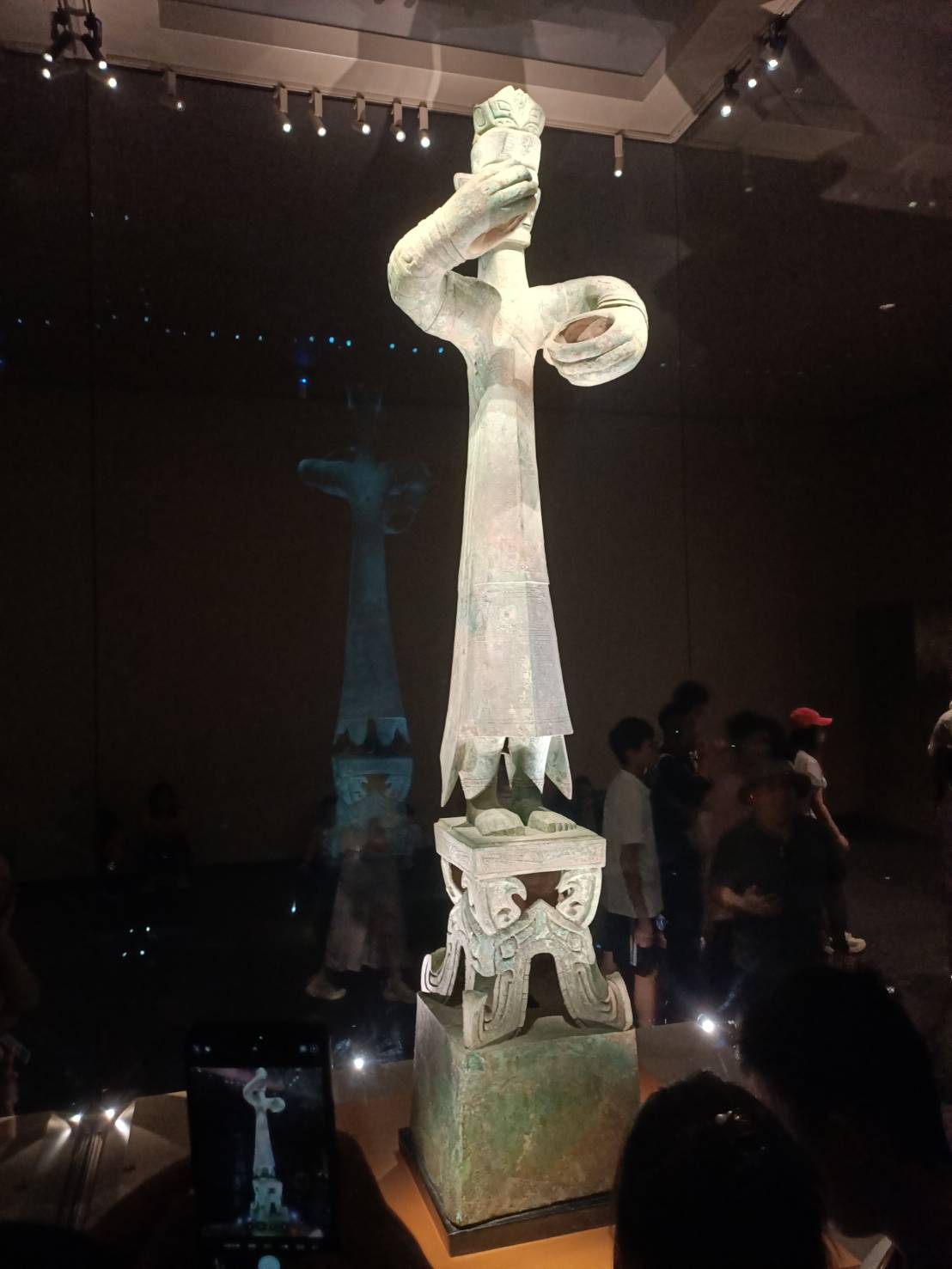 三星堆青銅大立人，高大偉武，有王者威儀。圖/記者簡立欣攝