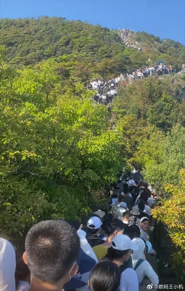  深圳梧桐山五一凌晨即被登山人潮擠爆，不少登山步道幾乎寸步難行。圖/取自數碼王小機微博